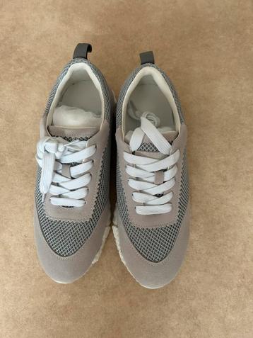 H*rm*s bouncing sneakers beschikbaar voor biedingen
