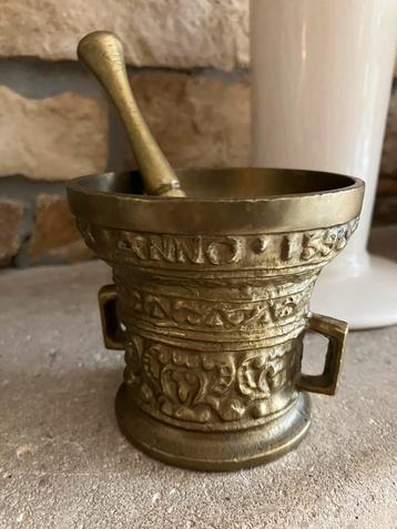 Antieke vijzel & stamper ANNO 1590 beschikbaar voor biedingen