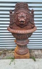 Groot gietijzeren

wandornament fontein leeuwenkop gietijzer, Tuin en Terras, Ophalen of Verzenden, Gebruikt, Metaal, Dierenbeeld