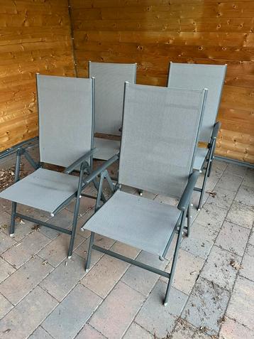4 x Kunstof tuinstoelen. Geen defecten beschikbaar voor biedingen