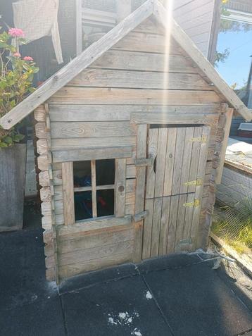Houten speelhuisje beschikbaar voor biedingen