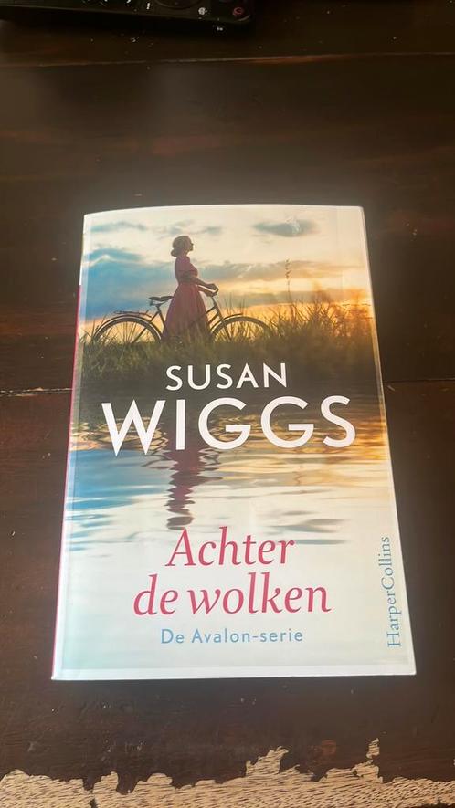 Susan Wiggs - Achter de wolken ( deel 1), Boeken, Romans, Gelezen, Nederland, Ophalen of Verzenden