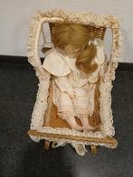 Porseleinen pop in rieten wieg met kant, Ophalen of Verzenden, Gebruikt, Overige typen