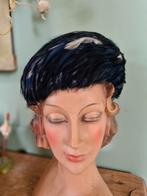 Mooi oud donkerblauw hoedje met veren, Antiek en Kunst, Antiek | Kleding en Accessoires, Ophalen of Verzenden