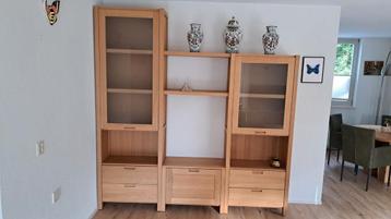 Houten wandmeubel met glas en lades beschikbaar voor biedingen