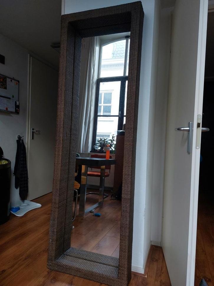 Grote donkerbruine rotan spiegel., Huis en Inrichting, Woonaccessoires | Spiegels, Gebruikt, 50 tot 75 cm, 150 tot 200 cm, Rechthoekig