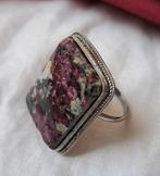 Unieke ring met grote roze Eudialiet steen, maat ong.19, Sieraden, Tassen en Uiterlijk, Ringen, Overige materialen, 19 tot 20