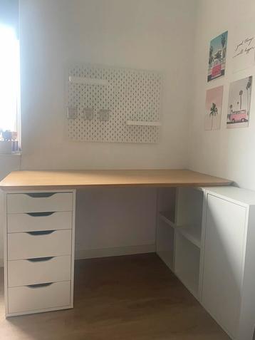 Ikea bureau met pegboard beschikbaar voor biedingen