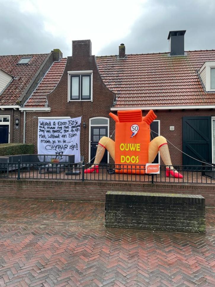 Ouwe Doos Sarah | 2,5m Huren in Elburg, Hobby en Vrije tijd, Feestartikelen | Verhuur, Nieuw, Abraham of Sarah, Ophalen of Verzenden