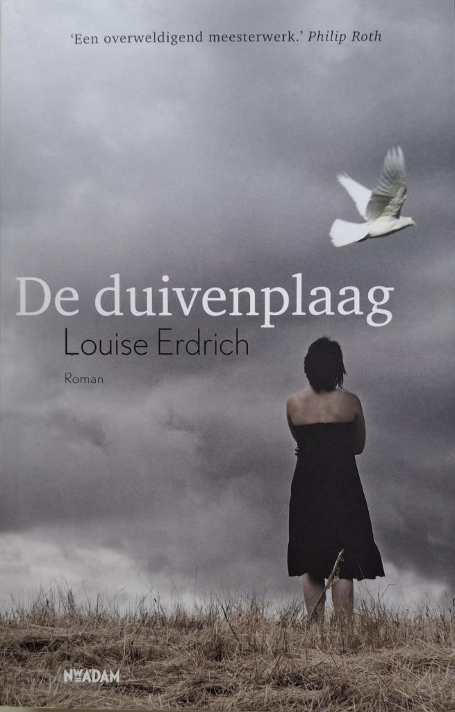 Louise Erdrich - De duivenplaag, Boeken, Romans, Zo goed als nieuw, Amerika, Ophalen of Verzenden