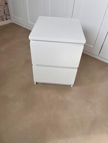 1 Ladeblok / nachtkastje MALM Ikea met 2 lades zgan beschikbaar voor biedingen