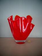 Vintage zakdoek vaas - rood - glas, Minder dan 50 cm, Glas, Gebruikt, Ophalen of Verzenden