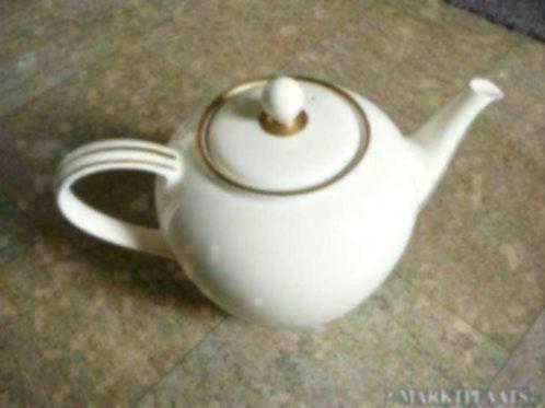 Petrus Regout & Co Maastricht koffie? of theepot? creme wit, Antiek en Kunst, Antiek | Servies los, Ophalen of Verzenden
