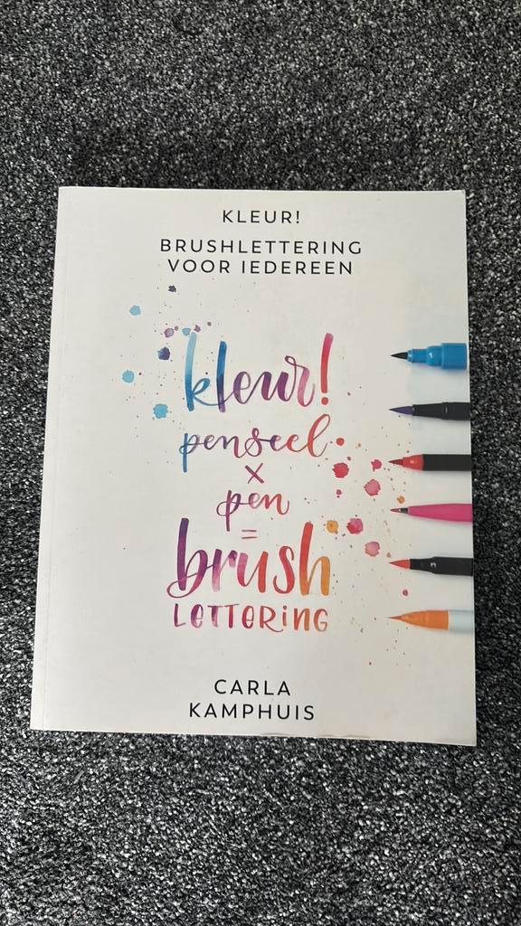 Carla Kamphuis - Kleur! Brushlettering voor iedereen, Boeken, Hobby en Vrije tijd, Zo goed als nieuw, Tekenen en Schilderen, Ophalen of Verzenden
