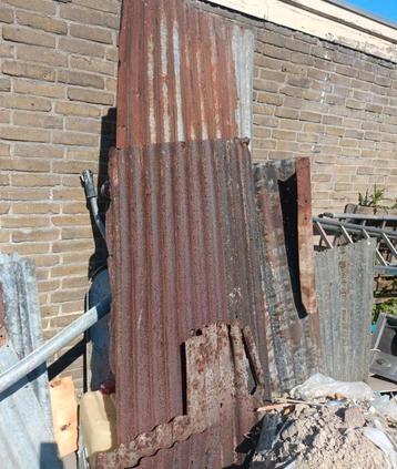 Grote partij decoratie golfplaten roestig. Industrieel deco beschikbaar voor biedingen
