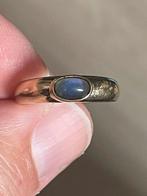Geelgoud vergulde ring met een cabochon geslepen steentje, Ophalen of Verzenden, Kleiner dan 17, Goud, Dame
