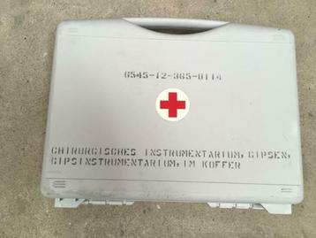 RVS gipsset in koffer uit Duits leger ook voor requisieten beschikbaar voor biedingen