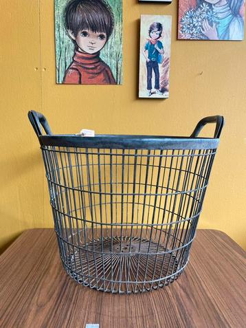 Vintage/ industriële draad mand beschikbaar voor biedingen