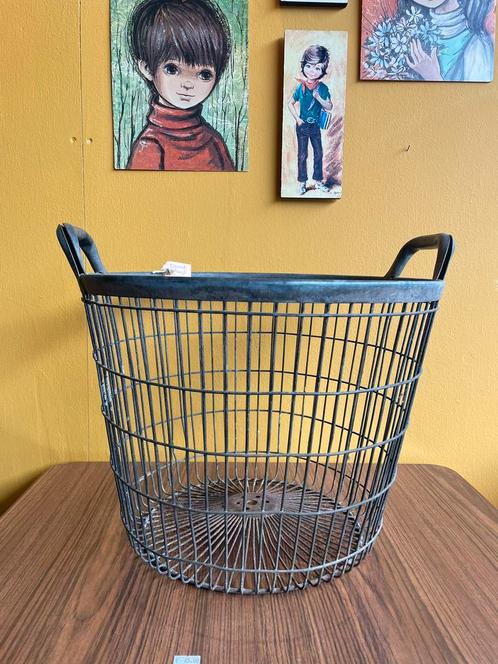 Vintage/ industriële draad mand, Huis en Inrichting, Woonaccessoires | Schalen en Manden, Zo goed als nieuw, Mand, Rond, Overige materialen