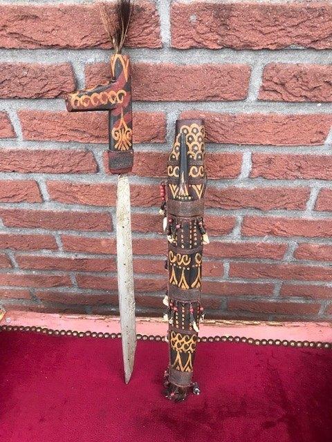 mooi Dayak zwaard/ mandau, Kalimantan, Verzamelen, Militaria | Algemeen, Overige soorten, Zwaard of Sabel, Azië, Ophalen of Verzenden