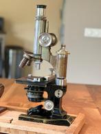 Antieke Ernst Leitz Wetzlar Microscoop met veel toebehoren, Audio, Tv en Foto, Optische apparatuur | Microscopen, Gebruikt, Biologische microscoop