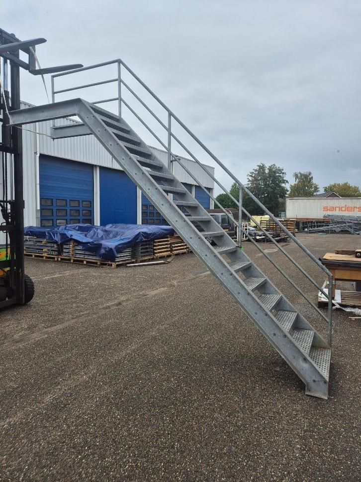 Gegalvaniseerde trap brandtrap vluchttrap 338 cm ( 250 ), Doe-het-zelf en Verbouw, Ladders en Trappen, Gebruikt, Trap, 2 tot 4 meter