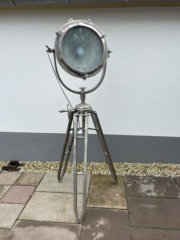 Tripod XXL Vesper collection Rough Nickel 