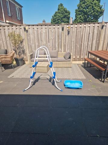 Zwembad trap / ladder en voetenbad 84 cm beschikbaar voor biedingen