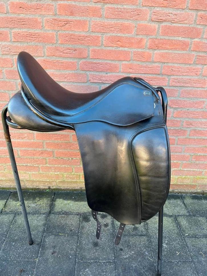 Fryso 18 inch dressuurzadel fit 4, Dieren en Toebehoren, Paarden en Pony's | Zadels, Zo goed als nieuw, Dressuur, Ophalen of Verzenden