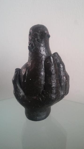 Hand waarin vredesduif. Toepasselijk beeldje in deze tijd. beschikbaar voor biedingen