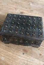 Houten gegraveerd kistje met messing versieringen, Antiek en Kunst, Ophalen of Verzenden