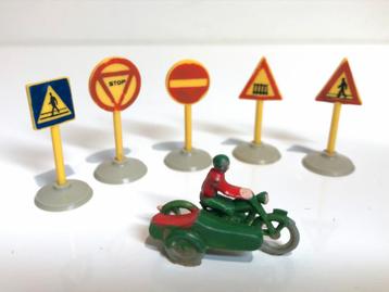 Lego 1/87 gesloten zijspan uit set 270 en verkeersborden 232 beschikbaar voor biedingen