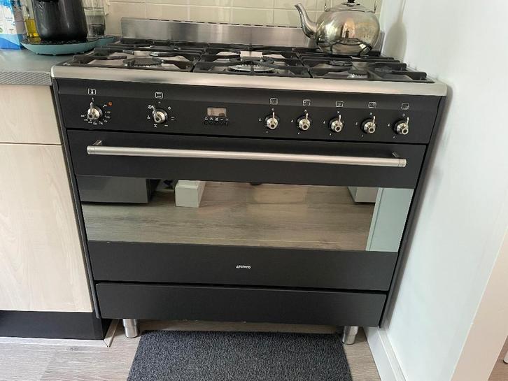 Mooie zwarte Smeg fornuis, Witgoed en Apparatuur, Fornuizen, Zo goed als nieuw, Vrijstaand, Gas, 5 kookzones of meer, 90 tot 95 cm
