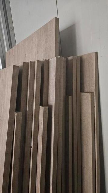 Circa 25 houten tafelbladen (80cm x 180/200/160) beschikbaar voor biedingen