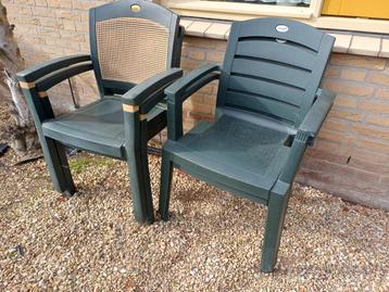 4 Tuinstoelen - Kunststof Gratis  beschikbaar voor biedingen