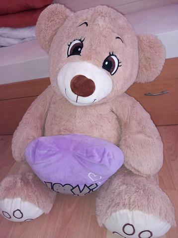 Grote knuffelbeer  beschikbaar voor biedingen