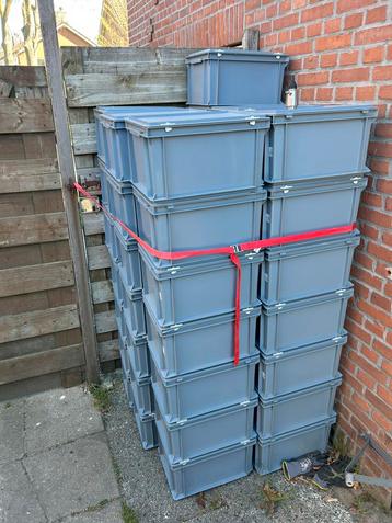 Kunststof stappelbakken met deksel beschikbaar voor biedingen