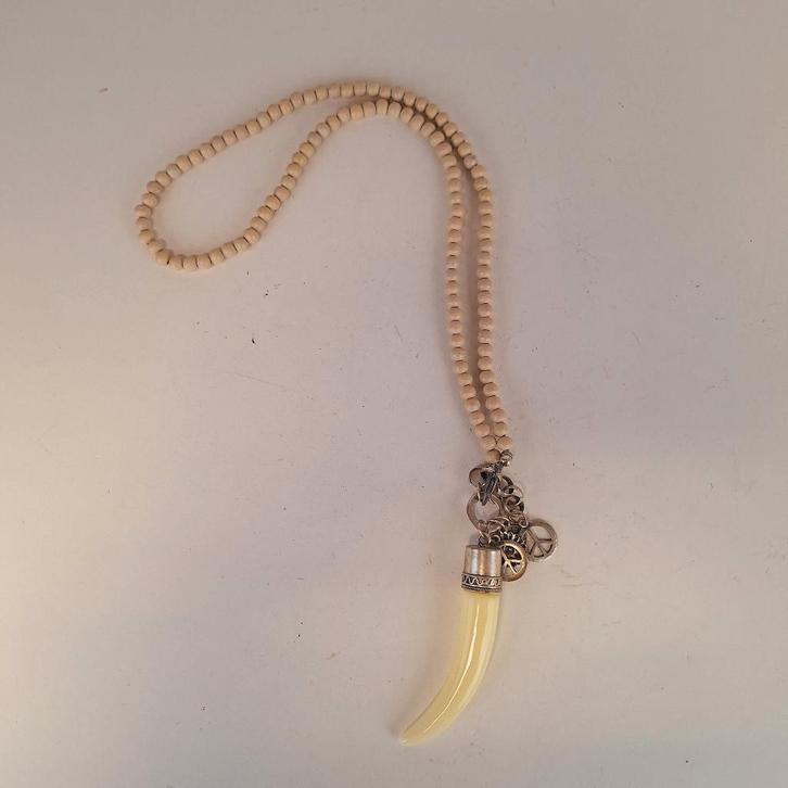 Middellange ketting van kralen met als hanger een tandvorm, Sieraden, Tassen en Uiterlijk, Kettingen, Zo goed als nieuw, Overige materialen