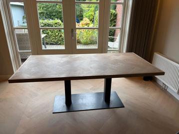 Houten Eettafel met Visgraatmotief beschikbaar voor biedingen