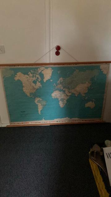 Oude wereldkaart beschikbaar voor biedingen