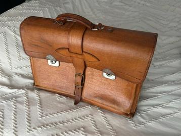 Leren vintage schooltas beschikbaar voor biedingen