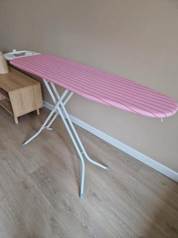 Strijkplank met roze overtrek beschikbaar voor biedingen