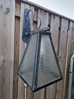 Brocante buitenlamp met glas en met zwart metalen frame., Ophalen of Verzenden, Zo goed als nieuw, 50 tot 250 watt, Wandlamp