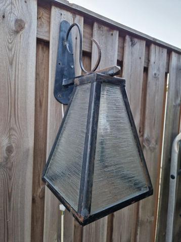 Brocante buitenlamp met glas en met zwart metalen frame. beschikbaar voor biedingen