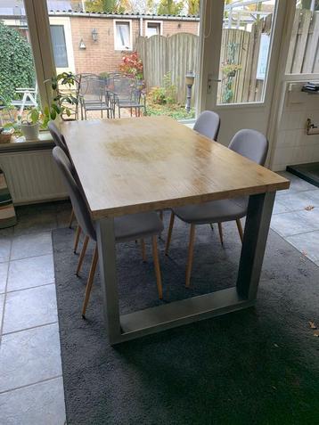 Eettafel met 4 stoelen - Moderne Stijl beschikbaar voor biedingen