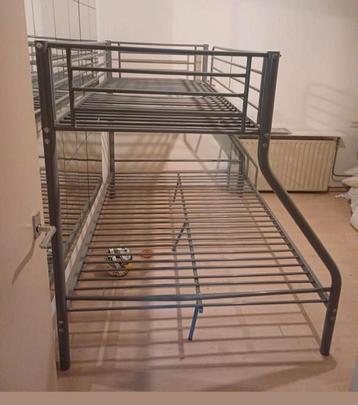 stevig 3 persoons stapelbed 140 bij 200 en 200 bij 90 cm beschikbaar voor biedingen