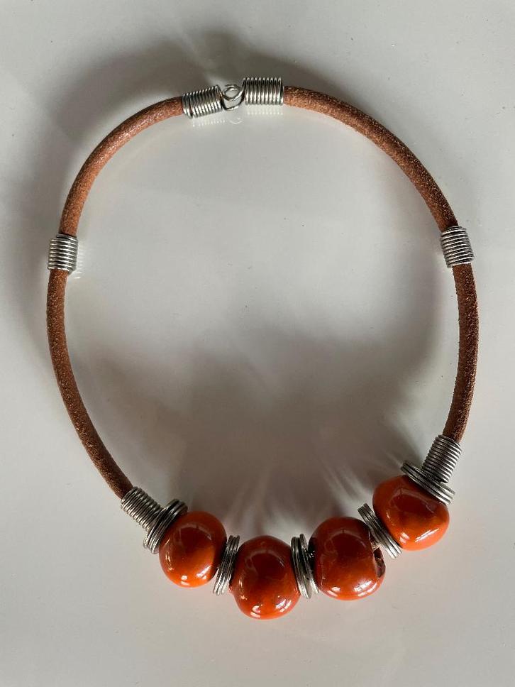 Mooie vintage / retro leer, keramiek ketting oranje bruin, Sieraden, Tassen en Uiterlijk, Kettingen, Gebruikt, Overige materialen