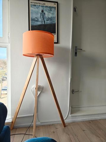 Bright Orange colored floor lamp beschikbaar voor biedingen