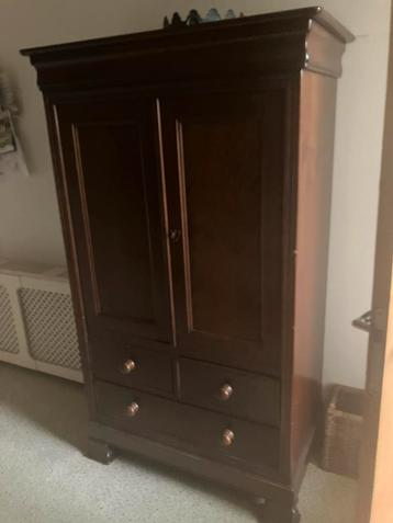 Donkerbruine kast 