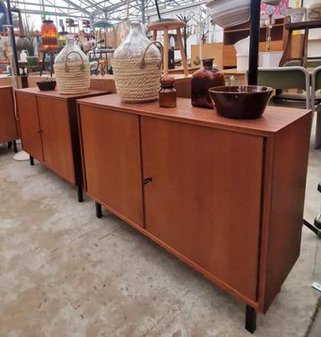 Twee vintage deurkastjes op zwart ijzeren poten beschikbaar voor biedingen
